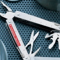 Коллекция Мультитулы SwissTool 27 наименований стоимостью от 254 до 15990 руб. Швейцарский складной многофункциональный нож SwissTool – это компактный набор из полноценных инструментов. Нож идеален при ремонте неисправностей, пригодиться в гараже, на рыбалке, в походе. Что бы ни случилось – вы сохраняете преимущество: каждый инструмент складного карманного ножа способен исправить положение.
Кроме того, всегда уместный консервный нож, открывалка для бутылок, шило и пила по дереву по-прежнему в комплекте. SwissTool  бросает вызов обстоятельствам, он нужен всегда.